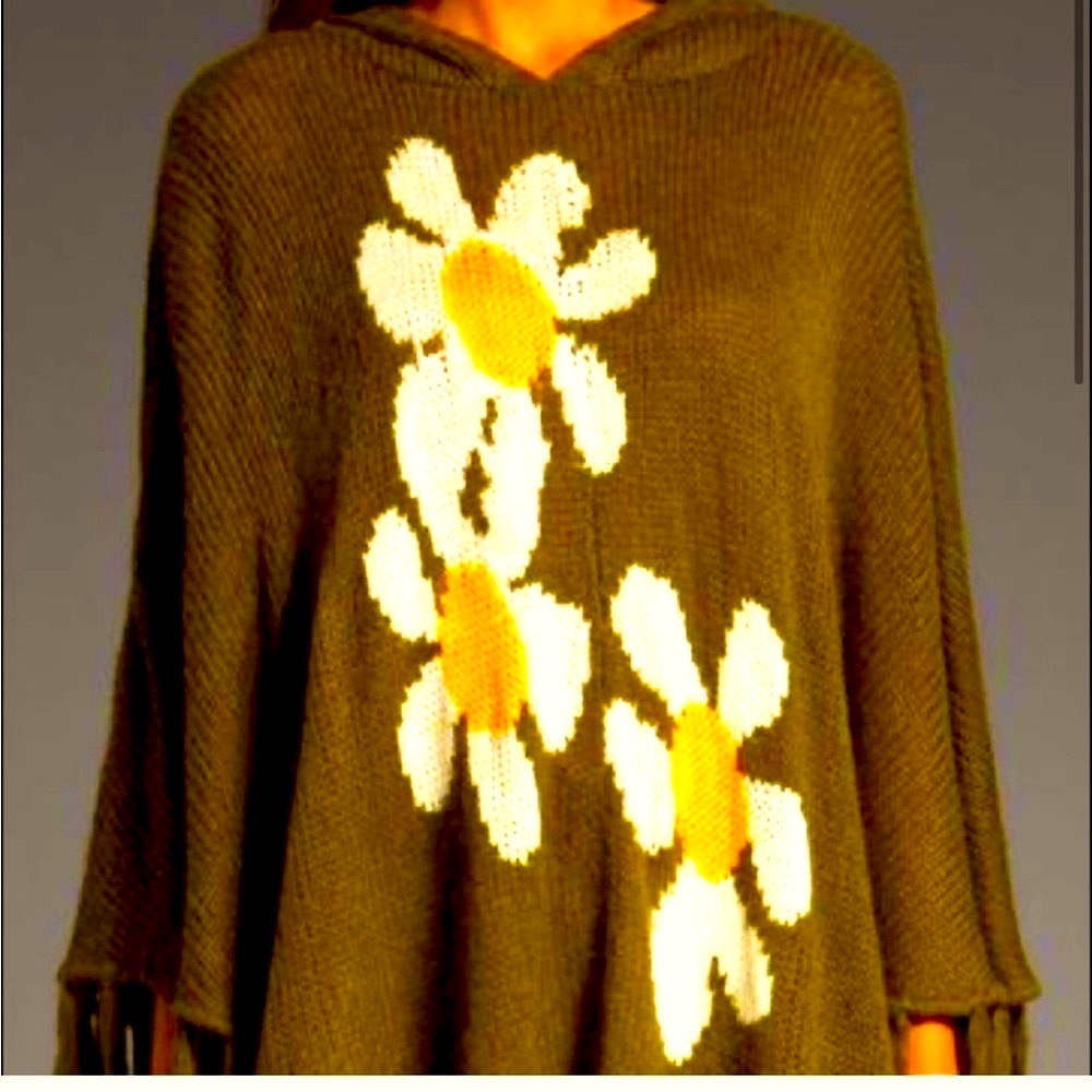 Wild Fox Hooded and fringed Sweater Poncho with Daisies NWOT - Picture 4 of 8